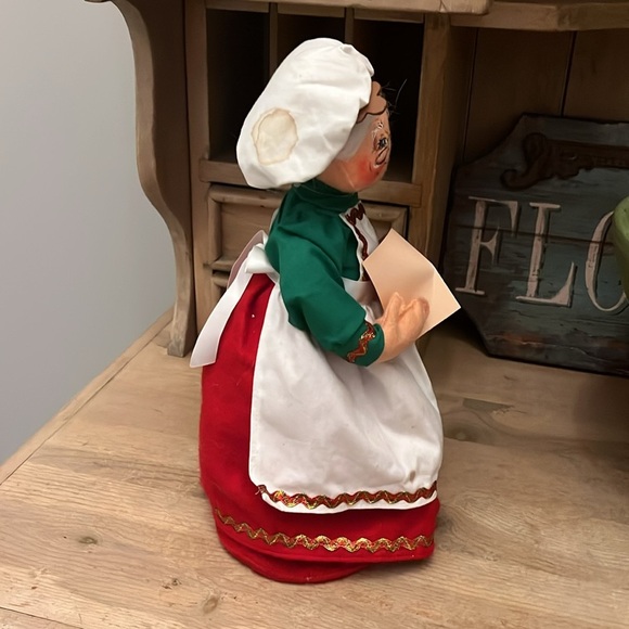 Annalee Mrs. Santa Baking Gingerbread Cookbook 13” Christmas Holiday - Picture 8 of 11